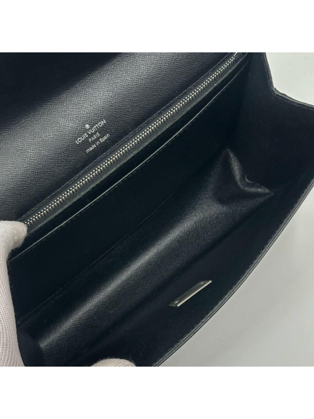 Louis Vuitton Selenga Taiga Clutch Leather - Picture 9 of 13